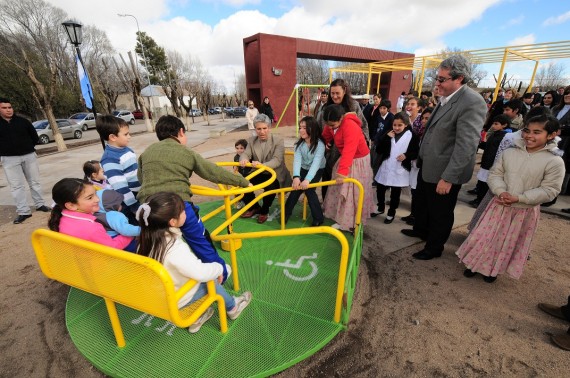 Los chicos disfrutaron con el Gobernador los nuevos juegos. El ministro de Inclusion Social, Federico Tula Barale,  observa a un costado 