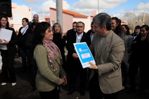 El Gobernador hace entrega de uno de los decretos de adjudicación a una beneficiaria