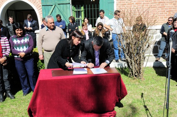 La intendenta de El Trapiche Gabriela Cicarrone, y el ministro de Hacienda y Obra Pública, José Maria Emer, firmando el contrato de obra para la construcción.