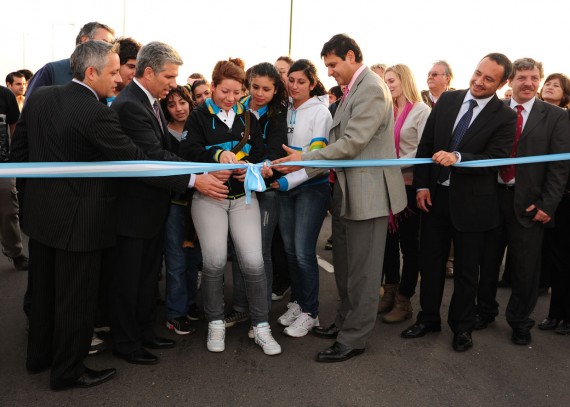 El Gobernador junto al intendente de La Punta y alumnas cortanla cinta inaugural