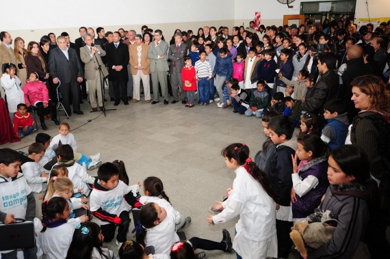 El acto se desarrollo en la escuela del lugar y contó con la presencia de legisladores, intendentes, docentes y alumnos, ademàs de la comitiva del Gobierno.