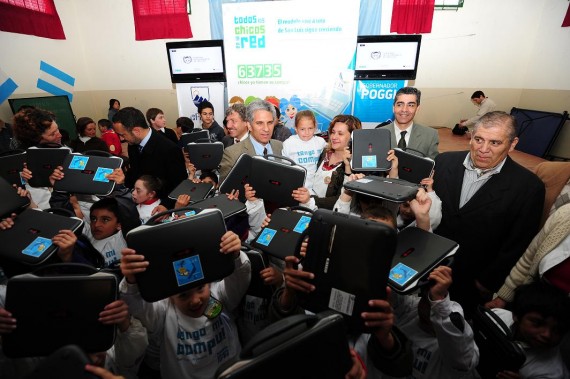 El Gobernador junto a los chicos en la entrega de las computadoras