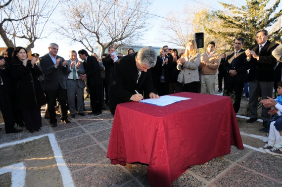 El Gobernador firmó convenios para la construcción de obras en la localidad de Alto Pencoso.