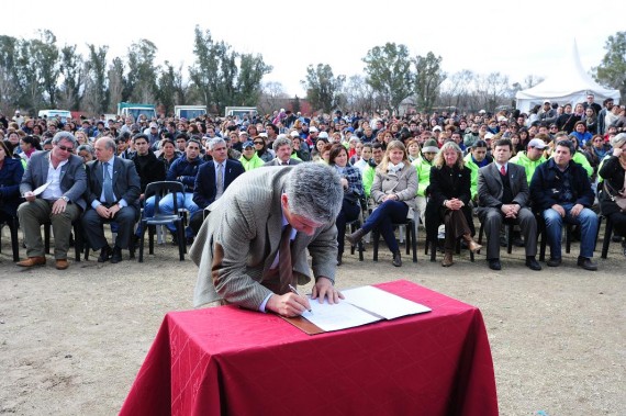 El Gobernador firma el decreto que establece la puesta en marcha de las cooperativas
