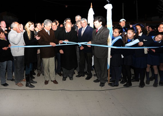 Las autoridades cortan las cintas de inauguración de las cuadras de pavimento en Mercedes