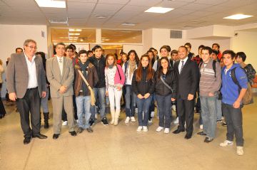 Los flamantes estudiantes junto a autoridades del Gobierno de San Luis.      