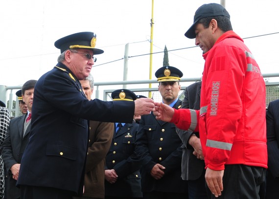 El comisario Miguel Ángel Ubieta, entregando las llaves de un 0 km.
