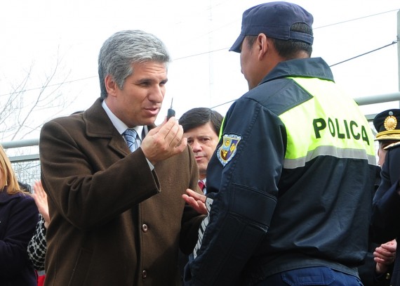 El Gobernador hace entrega de las llaves de uno de los vehículos 0 km.