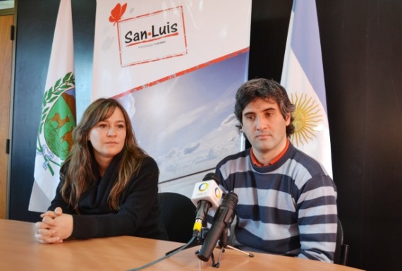 La jefa del Programa Turismo, María Federici, junto al Secretario de Turismo de Merlo, Miguel González, en conferencia de prensa.