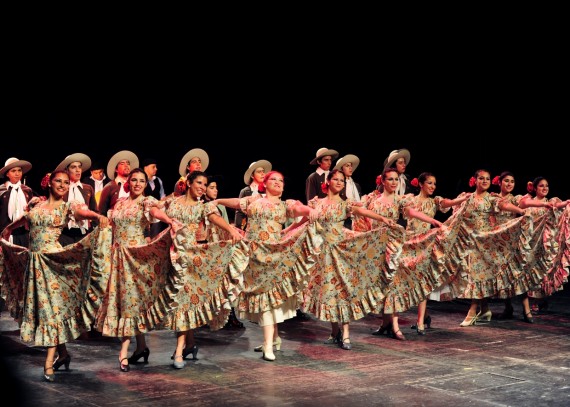La Escuela de Arte San Luis, acompañó con su baile al grupo musical De Tal Palo... Tal Astilla.