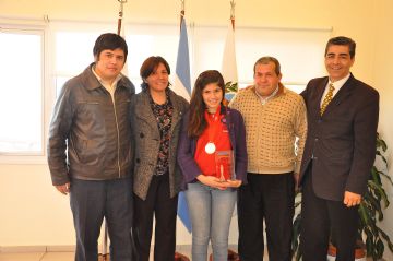 Guadalupe y su familia junto a Alejandro Munizaga.