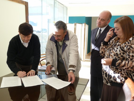 Eduardo Mones Ruiz  en el momento de firmar el convenio bilateral con el intendente Municipal de Juan Llerena, Juan Luis Palmero. 