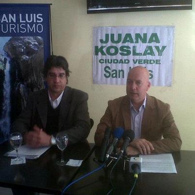 El intendente Andrés Vallone junto a Juan Mariano Ledesma en conferencia de prensa.
