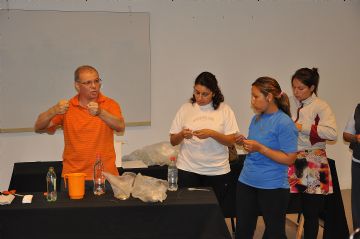 Los docentes experimentan la ciencia con elementos cotidianos.
