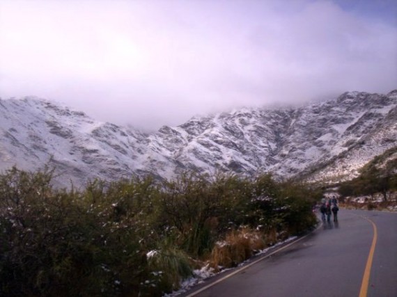 El cerro Comechingones, en Merlo, cubierto de nieve y coronado de grises nubes.