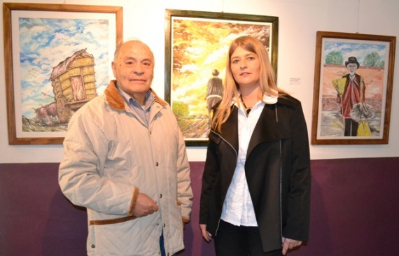 La ministra Cecilia Luberriaga, junto al artista Víctor Hugo Lucero.