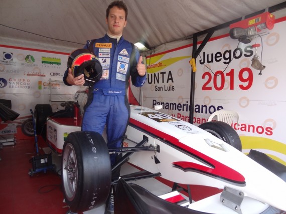 Nicolás Dominici, junto a u auto.