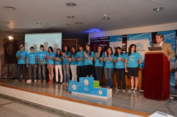 El gobernador Claudio Poggi, junto con los chicos que ganaron el viaje a Inglaterra.