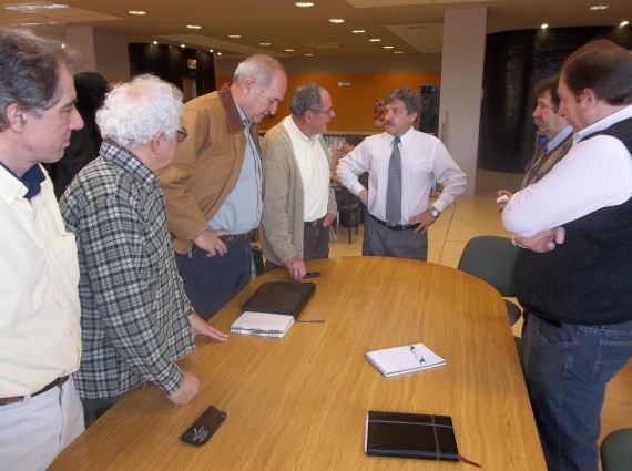 El ministro Padula junto a productores.