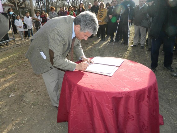 Claudio Poggi, firmó el decreto de llamado a licitación pública para la construcción de un centro de atención primaria de salud en el barrio San José.