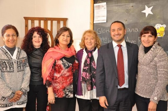 El personal educativo, junto a funcionarios del Ministerio de Educación.