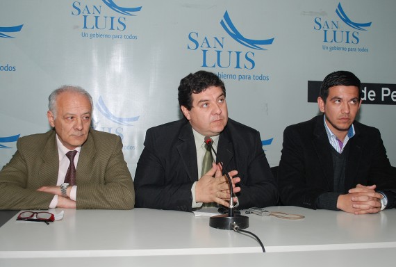 El jefe del Programa San Luis Solidario, Omar Terc, durante la conferencia.