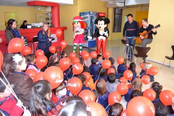 Los chicos disfrutaron de un minishow musical con la presencia de personajes de Disney