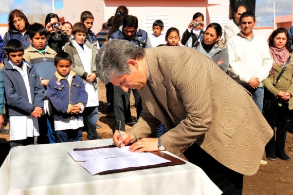 El Gobernador firma el decreto de adjudicación.