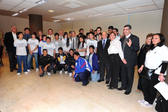 El Gobernador junto a los alumnos que represnetarán a San Luis en la competencia nacional en Formosa.
