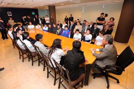 El gobernador, CPN. Claudio Poggi, recibió a los ganadores de la disciplina de ajedrez de cada región educativa que compitieron en los Juegos Intercolegiales.