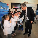 El gobernador, CPN Claudio Poggi, saludando a los niños que recibieron las computadoras.