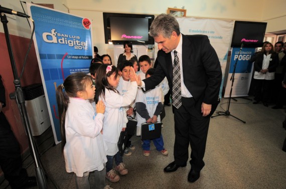 El gobernador, CPN Claudio Poggi, saludando a los niños que recibieron las computadoras.