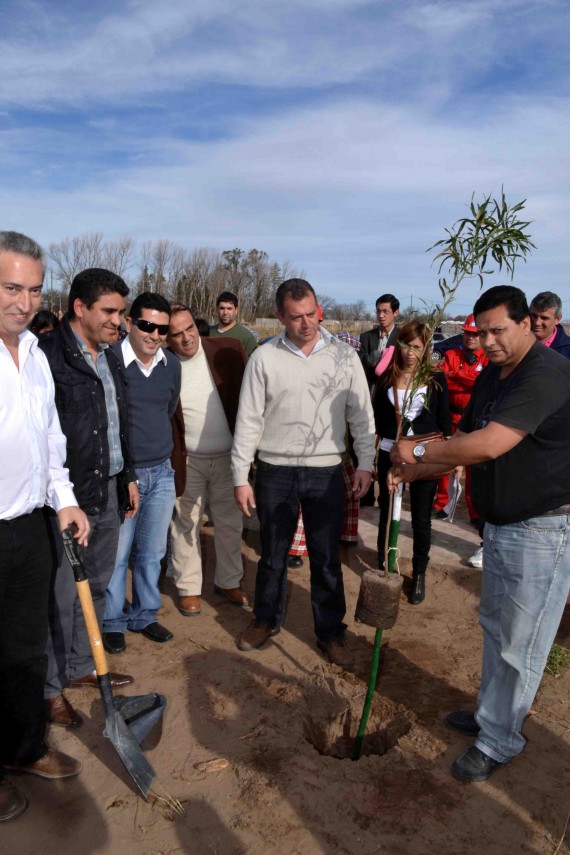 Beneficiarios de Inclusión de Villa Mercedes,  realizaron trabajos de forestación. Las acciones fueron enmarcadas dentro de ´Trabajo por San Luis´.