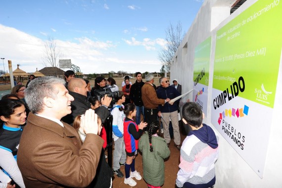 Poggi observa los carteles de 'cumplido'. 