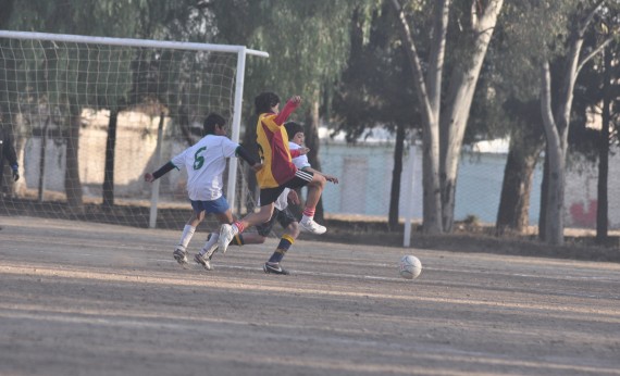 Alumnos durante un partido de futbol.