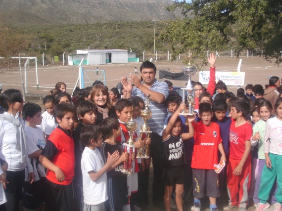 Los campeones sosteniendo su merecido trofeo.