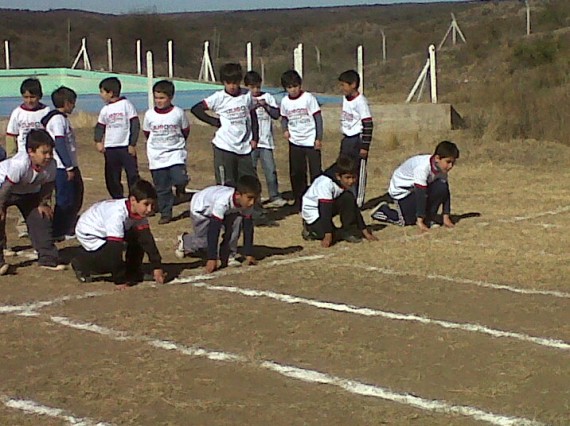 Los chicos se concentraron en la escuela Nº 215, para compartir juegos y actividades. 