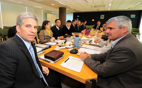 El gobernador, CPN. Claudio Poggi junto a ministros del Ejecutivo Provincial en reunión. 