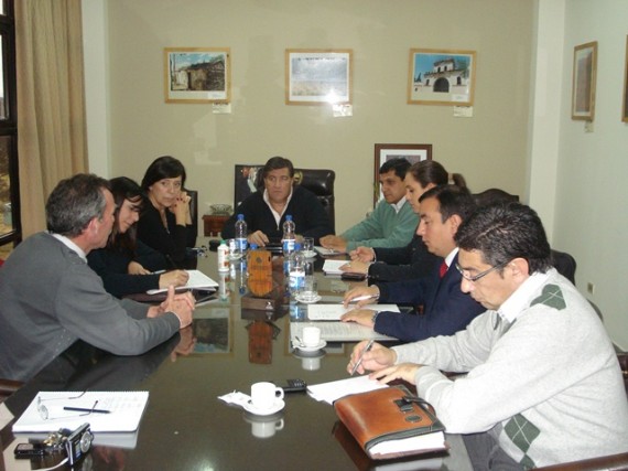 La reunión tuvo lugar en la sala de reuniones de la Cámara de  Senadores.