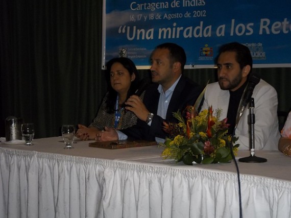 El Ministro de Educación fue invitado a compartir la mesa académica en el acto de clausura.  