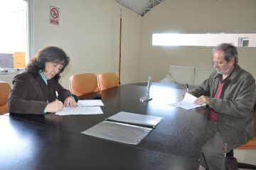 Maria Clelia Odicino y Carlos Calos en la firma de contratos.