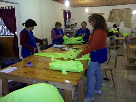 En el Taller de Costura se confeccionan 15 camperas diarias, entre otras indumentarias, para beneficiarios del Plan de Inclusión Social.