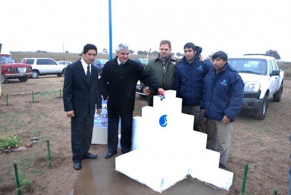 El Director de la escuela, el Vicegobernador, el Ministro del Campo y Cristian Cortez y Walter Iglesias, dos trabajadores de San Luis Agua en el momento en que abren la canilla