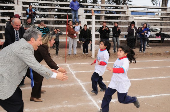 Triunfo, emoción y abrazo: el Gobernador esperó a los chicos en la meta. A su lado hace lo propio la titular de deportes , María Celia Sanchez