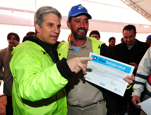 El Gobernador entrega un certificado a uno de los futuros dueños de la casa propia
