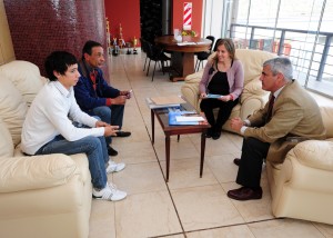Juan Manuel, junto a su padre Julián, dialogando con la ministra Muñiz y el vicegobernador Jorge Díaz.