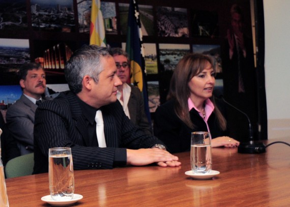 El ministro Emer junto a la titular de la FISAL, Sandra Pérez, durante la pesentación