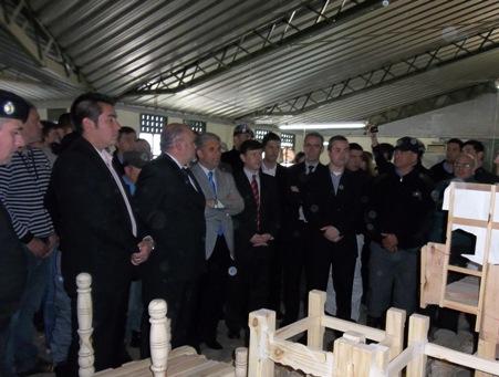 El Gobernador junto a funcionarios visitó el taller de carpintería.