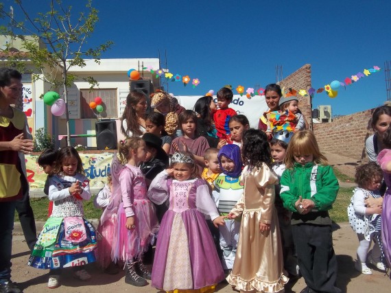 El desfile se realizó con todos los alumnos, quienes debieron disfrazarse representando cuentos infantiles con sus personajes favoritos.