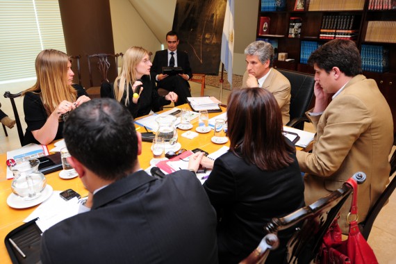 El Gobernador junto a los ministros en Terrazas